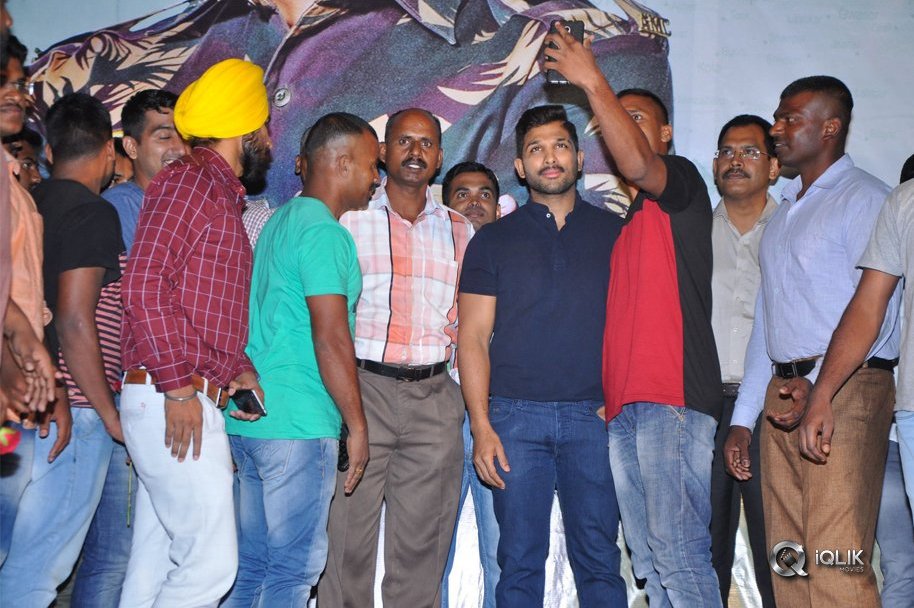 Army-People-Watching-Naa-Peru-Surya-Naa-illu-India-Movie-Photos